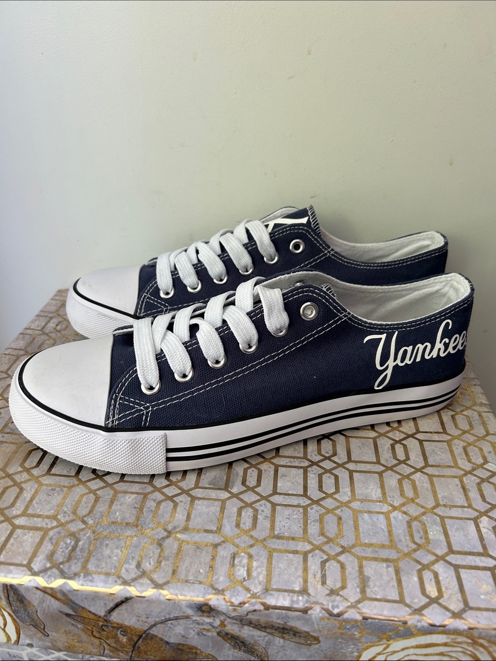 Epic Step Yankees Sneakers Women's size 8